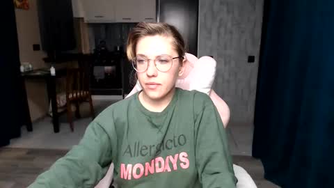 Snapshot of reginasmilee chatting on September 28, 11:32 pm Regina online show from September 28, 11:32 pm