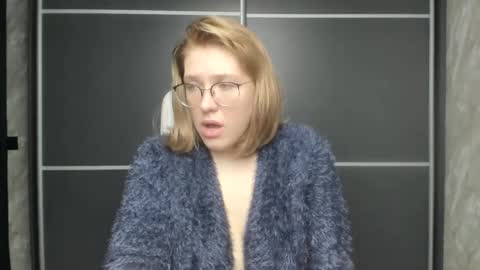 Snapshot of reginasmilee chatting on February 1, 4:24 am Regina online show from February 1, 4:24 am
