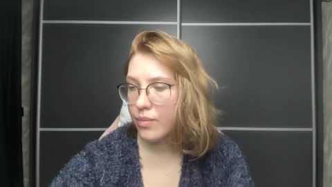Snapshot of reginasmilee chatting on February 4, 10:00 am Regina online show from February 4, 10:00 am