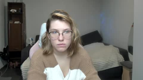 Snapshot of reginasmilee chatting on January 15, 3:33 am Regina online show from January 15, 3:33 am