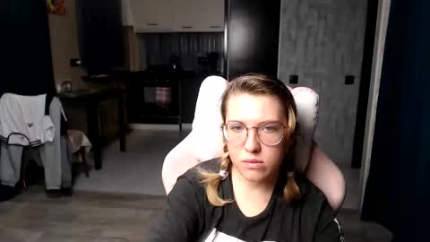 Snapshot of reginasmilee chatting on September 18, 1:48 am Regina online show from September 18, 1:48 am