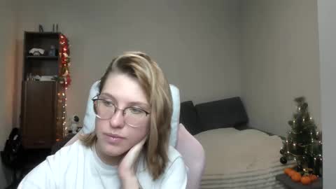 Snapshot of reginasmilee chatting on January 6, 11:18 am Regina online show from January 6, 11:18 am