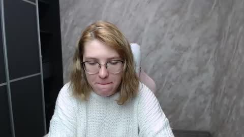 Snapshot of reginasmilee chatting on February 18, 4:37 am Regina online show from February 18, 4:37 am