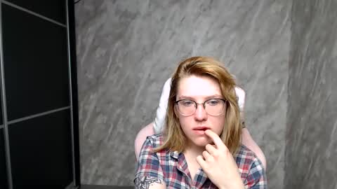 Snapshot of reginasmilee chatting on March 9, 2:39 am Regina online show from March 9, 2:39 am