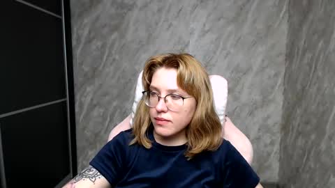 Snapshot of reginasmilee chatting on March 6, 2:41 am Regina online show from March 6, 2:41 am
