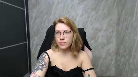 Snapshot of reginasmilee chatting on February 27, 3:04 am Regina online show from February 27, 3:04 am