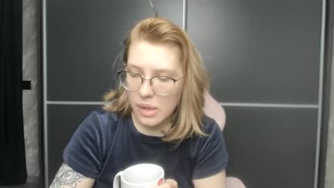 Snapshot of reginasmilee chatting on February 3, 4:35 am Regina online show from February 3, 4:35 am