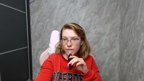Snapshot of reginasmilee chatting on February 26, 2:52 am Regina online show from February 26, 2:52 am