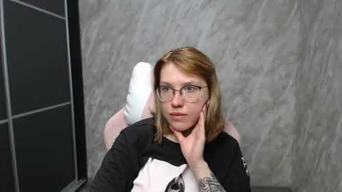 Snapshot of reginasmilee chatting on February 21, 3:12 am Regina online show from February 21, 3:12 am