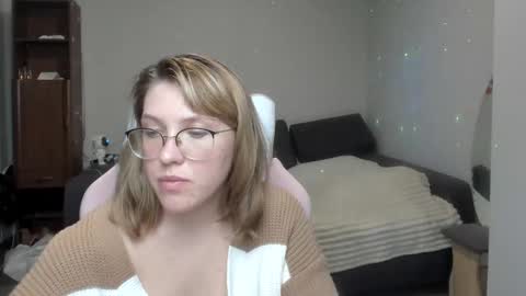 Snapshot of reginasmilee chatting on January 16, 1:25 pm Regina online show from January 16, 1:25 pm
