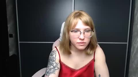 Snapshot of reginasmilee chatting on February 10, 6:53 am Regina online show from February 10, 6:53 am