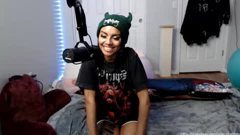 Snapshot of remidarklace chatting on January 15, 1:02 am remidarklace online show from January 15, 1:02 am