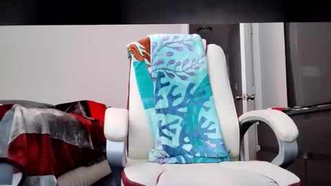 remmi556692 online show from November 13, 3:33 pm