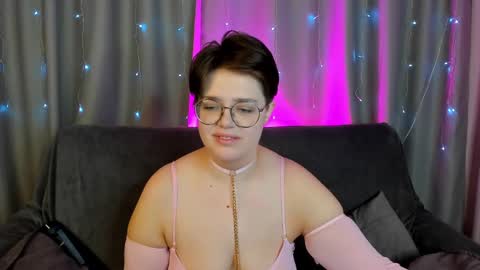 Snapshot of renee_turner chatting on December 28, 1:29 am renee_turner online show from December 28, 1:29 am