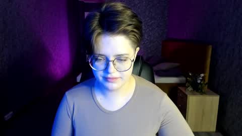 Snapshot of renee_turner chatting on December 12, 1:43 am renee_turner online show from December 12, 1:43 am
