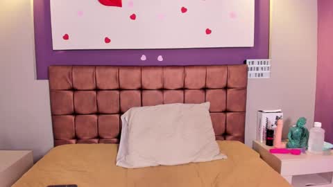 rhosyn_reyes online show from February 9, 7:19 pm