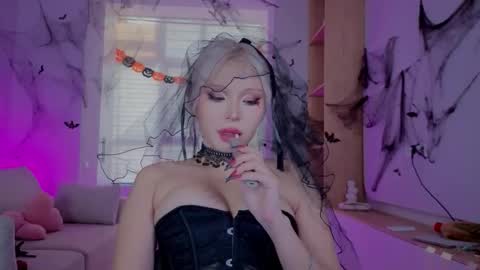 Snapshot of rileymee chatting on October 31, 3:30 am rileymee online show from October 31, 3:30 am