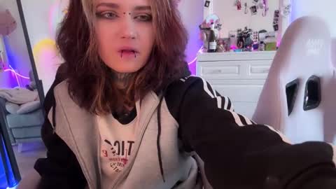   DianaBrite            fansl y online show from February 6, 9:34 am