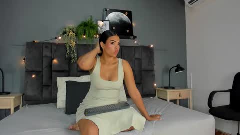 Snapshot of ririibrunette__ chatting on October 28, 11:53 pm RIRI online show from October 28, 11:53 pm