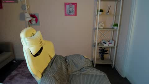 Snapshot of rockett_bunny chatting on October 6, 1:33 am Rockett online show from October 6, 1:33 am