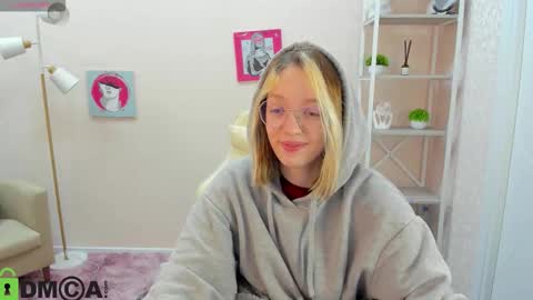 Snapshot of rockett_bunny chatting on October 14, 1:19 am Rockett online show from October 14, 1:19 am