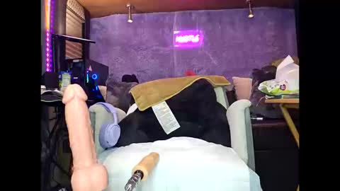 Snapshot of roknblaze chatting on October 11, 4:39 am Rok-N-Blaze online show from October 11, 4:39 am