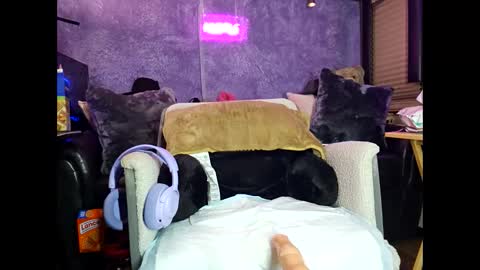 Snapshot of roknblaze chatting on September 29, 4:28 am Rok-N-Blaze online show from September 29, 4:28 am