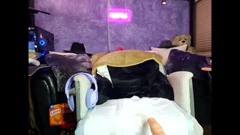 Snapshot of roknblaze chatting on September 27, 4:08 am Rok-N-Blaze online show from September 27, 4:08 am