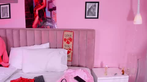Snapshot of rolyloren chatting on February 14, 7:02 pm Marcela online show from February 14, 7:02 pm
