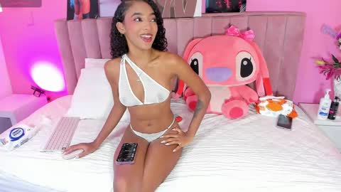 Snapshot of rolyloren chatting on October 15, 8:11 pm Marcela online show from October 15, 8:11 pm