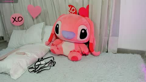 Snapshot of rolyloren chatting on February 22, 8:15 pm Marcela online show from February 22, 8:15 pm