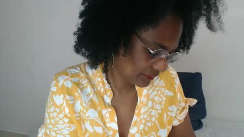 Snapshot of roushlove chatting on December 22, 1:00 pm luxa online show from December 22, 1:00 pm