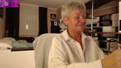 Snapshot of roxana_brooks chatting on December 15, 4:04 pm Roxana online show from December 15, 4:04 pm