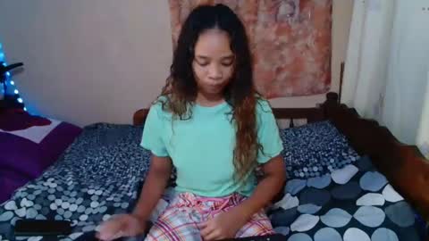 Snapshot of roxanne_98 chatting on February 20, 2:35 pm roxanne_98 online show from February 20, 2:35 pm