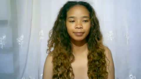 Snapshot of roxanne_98 chatting on March 4, 2:49 am roxanne_98 online show from March 4, 2:49 am