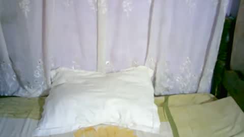 Snapshot of roxanne_98 chatting on January 24, 3:32 am roxanne_98 online show from January 24, 3:32 am