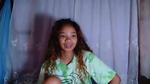 Snapshot of roxanne_98 chatting on February 4, 3:22 am roxanne_98 online show from February 4, 3:22 am