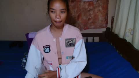Snapshot of roxanne_98 chatting on February 22, 9:53 pm roxanne_98 online show from February 22, 9:53 pm