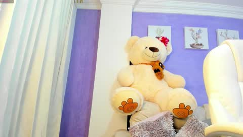 Snapshot of roxanneevans_ chatting on October 24, 1:07 pm Roxanne evans Schedule 700 -1400GTM-5 online show from October 24, 1:07 pm