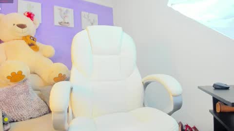 Snapshot of roxanneevans_ chatting on October 22, 4:34 pm Roxanne evans Schedule 700 -1400GTM-5 online show from October 22, 4:34 pm