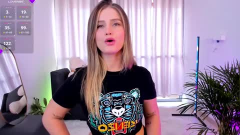 Snapshot of roxie_gates chatting on December 17, 3:39 pm R O X I E online show from December 17, 3:39 pm