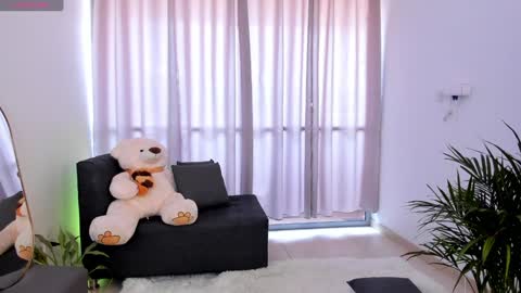 Snapshot of roxie_gates chatting on January 12, 3:35 pm R O X I E online show from January 12, 3:35 pm