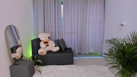 Snapshot of roxie_gates chatting on January 17, 10:45 pm R O X I E online show from January 17, 10:45 pm