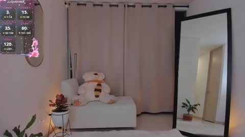 Snapshot of roxie_gates chatting on September 13, 12:40 am R O X I E online show from September 13, 12:40 am
