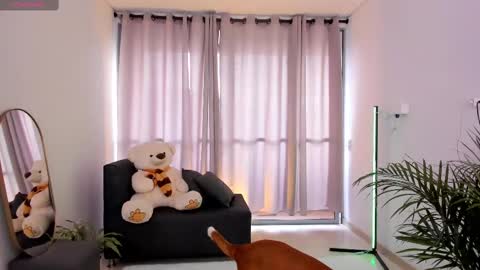 Snapshot of roxie_gates chatting on February 18, 9:53 pm R O X I E online show from February 18, 9:53 pm