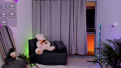 Snapshot of roxie_gates chatting on December 13, 11:39 pm R O X I E online show from December 13, 11:39 pm