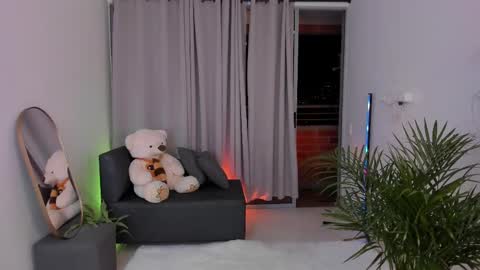 Snapshot of roxie_gates chatting on February 13, 12:46 am R O X I E online show from February 13, 12:46 am
