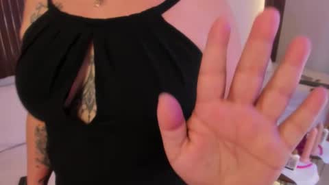 Snapshot of roxie_ns chatting on October 29, 11:58 am Roxie online show from October 29, 11:58 am