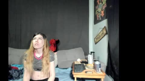 roxihazeleyes online show from April 9, 6:19 am