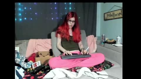 roxihazeleyes online show from February 7, 6:45 pm